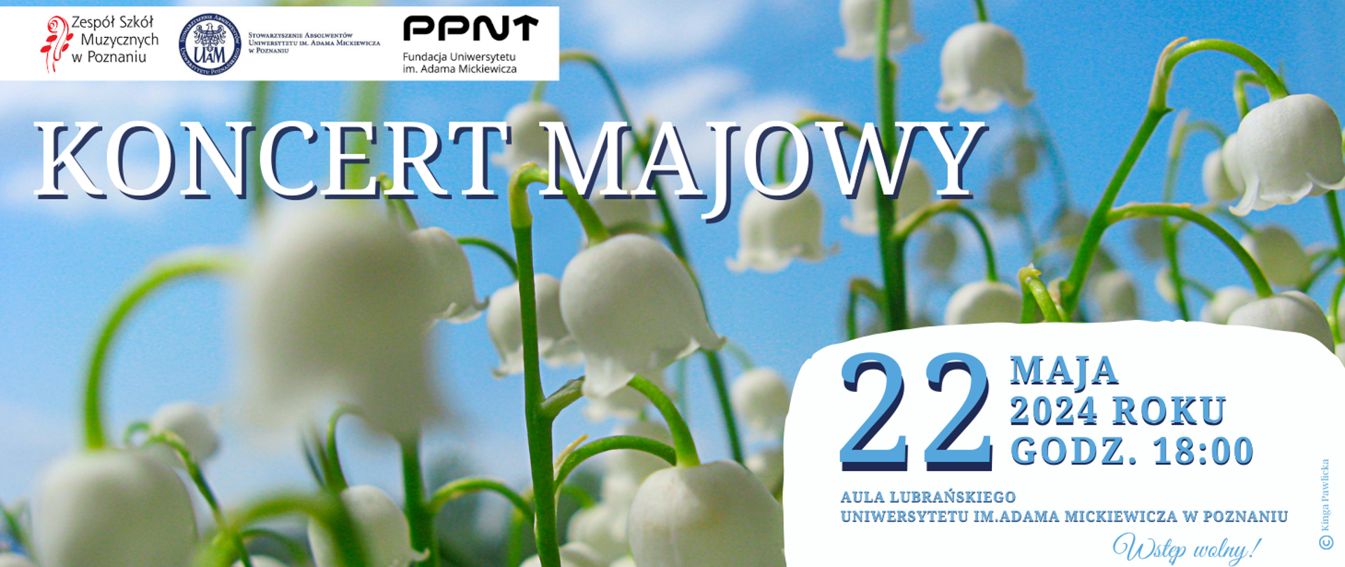 Plakat na tle konwali. Z prawej strony, od góry logo ZSM i Stowarzyszenia Absolwentów UAM w Poznaniu i Fundacji UAM,: tekst:Koncert majowy, 22 maja 2024 roku, godz. 18:00 Aula Lubrańskiego Uniwersytetu im. Adama Mickiewicza w Poznaniu. Wstęp wolny! Grafika: Kinga Pawlicka