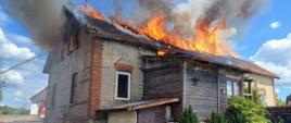Pożar dachu w budynku mieszkalnym