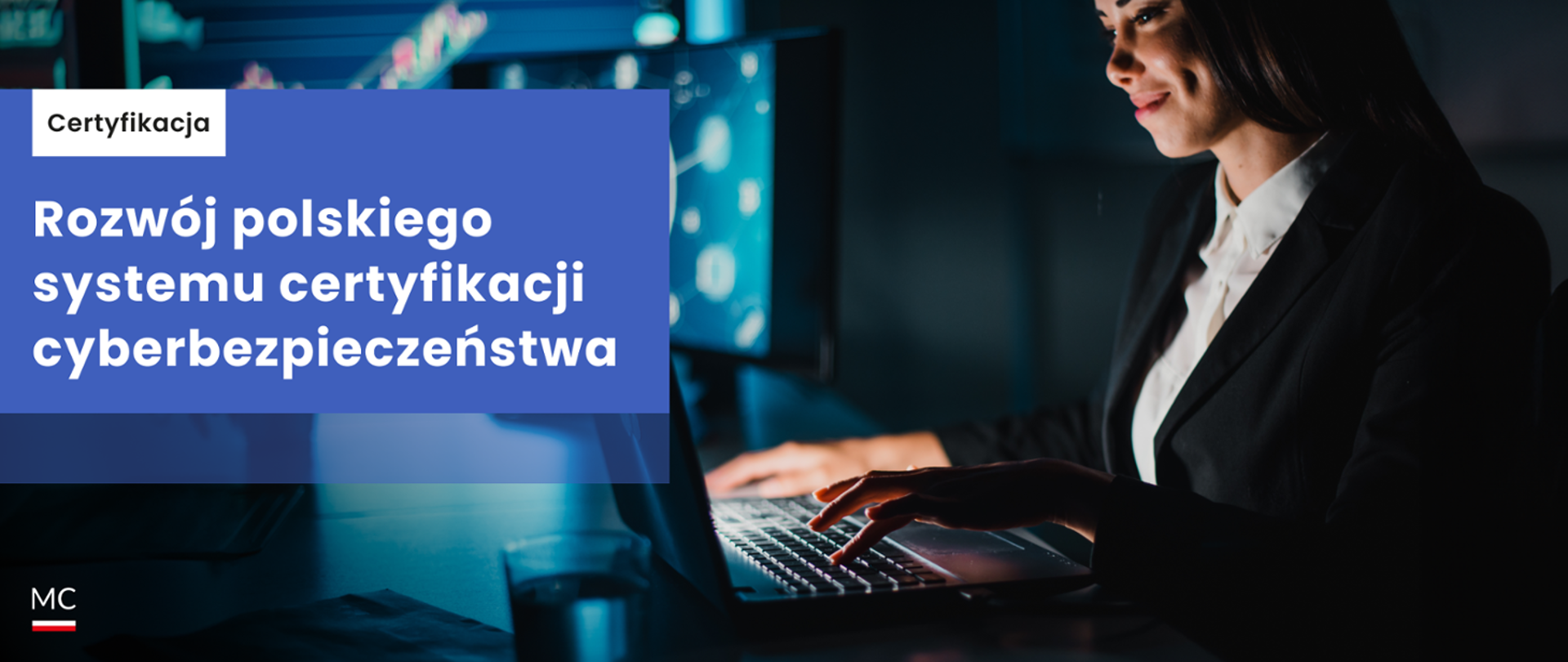 Na niebieskim tle napis: Rozwój polskiego systemu certyfikacji cyberbezpieczeństwa po prawej stronie kobieta przed laptopem