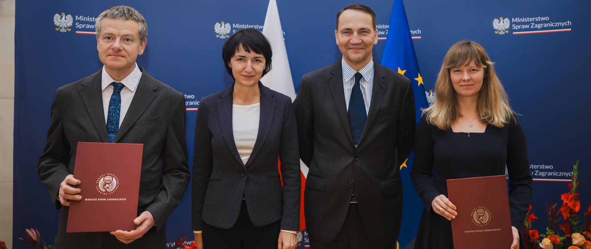 Wręczenie nagród Konsula Roku, na zdjęciu stoją od lewej, konsul Stanisław Guliński, wiceminister Henryka Mościcka-Dendys, minister Radosław Sikorski oraz konsul Anna Chabros 