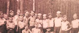 Na obozie harcerskim – Mody Ojciec Miecznikowski na obozie harcerskim. Ojciec Stefan od dziecka cenił środowisko harcerzy, które wpoiło mu głęboki patriotyzm i wrażliwość na sprawy społeczne.