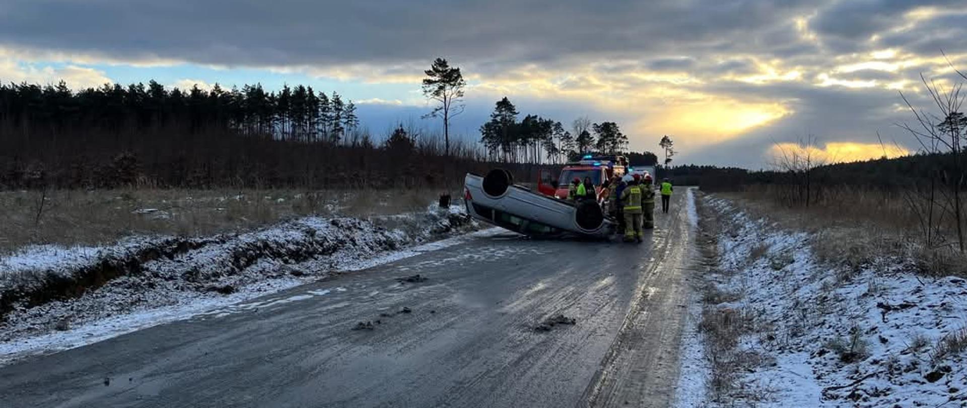 Widoczne miejsce zdarzenia uszkodzony pojazd oraz 