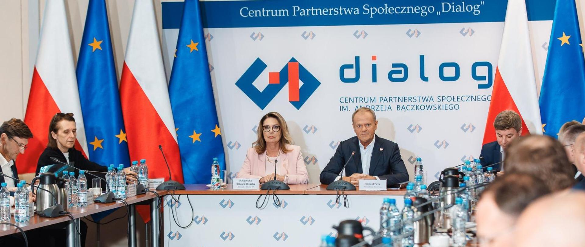 Premier Donald Tusk z Marszałek Senatu RP Małgorzatą Kidawą-Błońską przy stole z przedstawicielami mediów w Centrum Dialogu