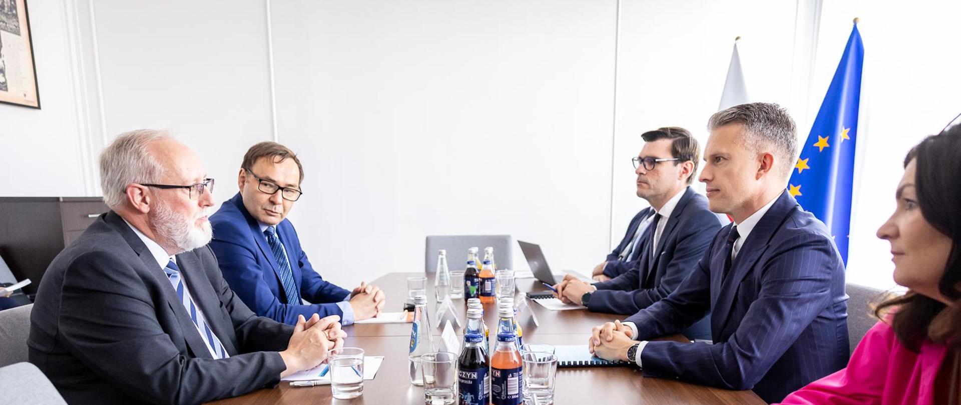 Wiceminister infrastruktury Arkadiusz Marchewka w trakcie spotkania z Dyrektorem Zarządzającym Portu Ystad, Björnem Boströmem