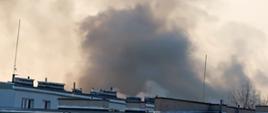 Na zdjęciu widać intensywny dym nad dachami budynków