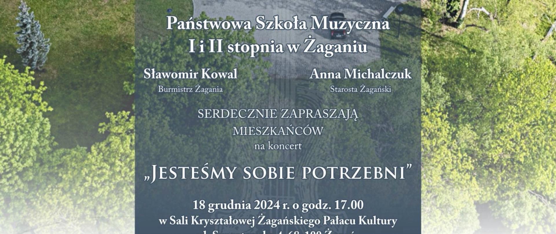 Na zdjęciu widok budynku głównego szkoły z drona. W środku informacje o koncercie, na dole logotypy organizatorów koncertu Miasta Żagań, Starostwa Powiatowego oraz PSM I i II stopnia w Żaganiu