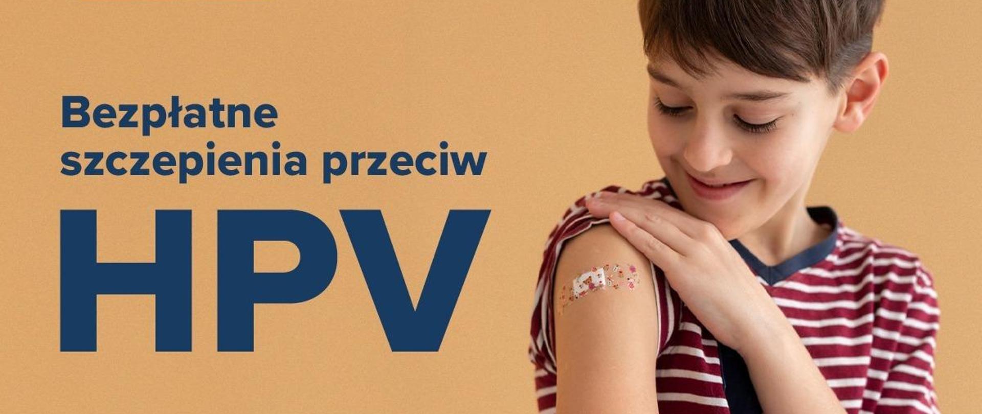 granatowy napis na żółtym tle Bezpłatne szczepienia przeciw HPV zdjęcie chłopca z plastrem