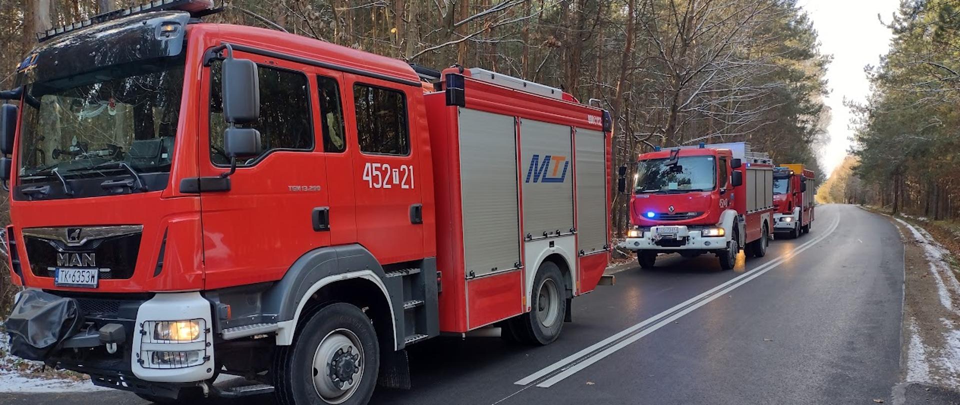 Na zdjęciu widoczne są samochody ratowniczo - gaśnicze Grupy Ratownictwa Chemiczno-Ekologicznego "Ostrowiec 2".