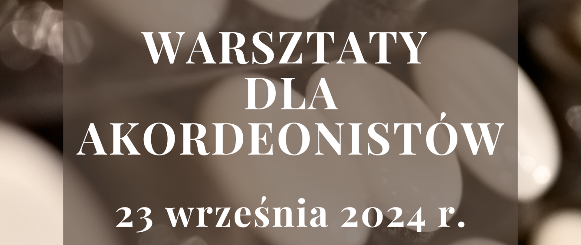 W tle plakatu powiększone zdjęcie guzików akordeonu. Na plakacie informacje "Warsztaty dla akordeonistów 23 września 2024 r. godz. 14.00 - 18.00. Sala Kameralna . Prowadzenie: Jarosław Bester