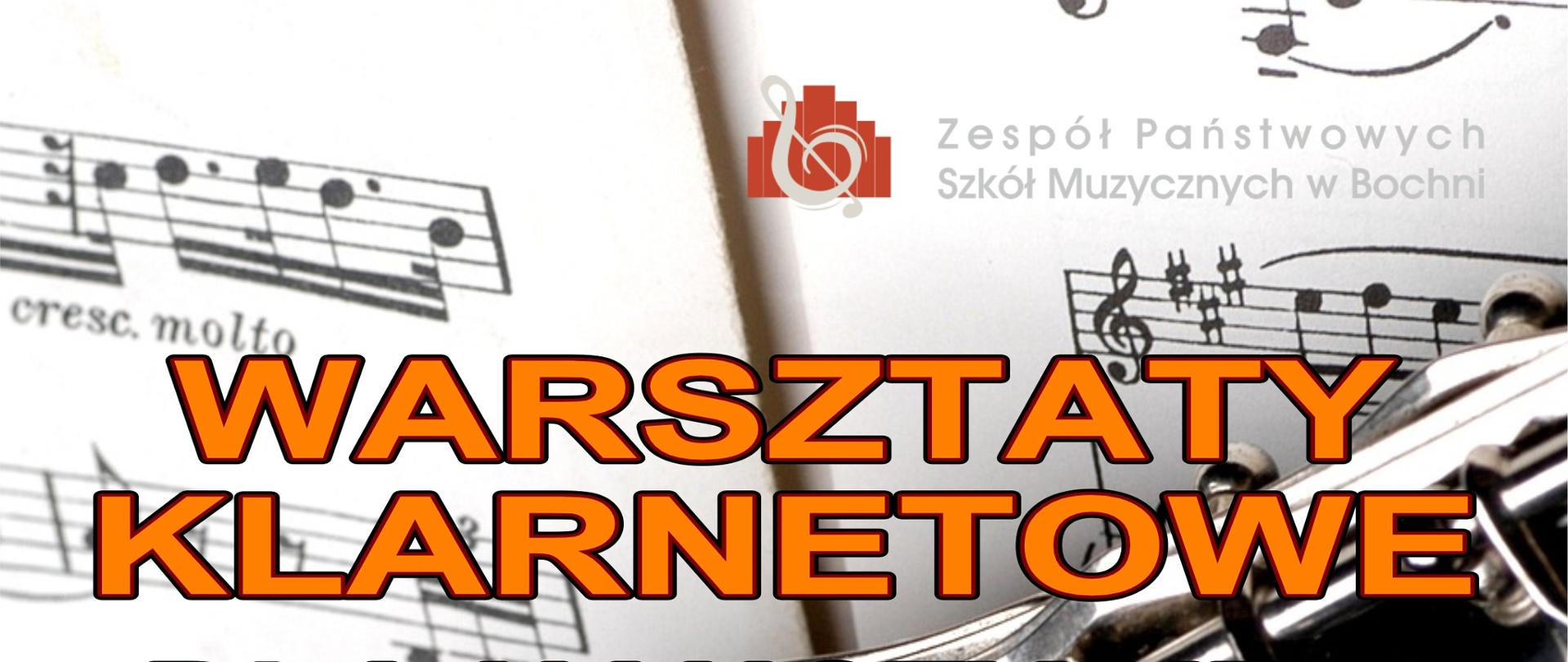 Grafika na białym tle przedstawiającym fragment partytury oraz korpusu klarnetu, zawiera w prawym górnym rogu logo ZPSM w Bochni i w części centralnej tekst napisany pomarańczowymi literami informujący o warsztatach klarnetowych prowadzonych przez panią mgr Dorotę Żołnacz w dniu 27 listopada 2023 r.