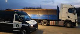 Przeładowana ciężarówka z jabłkami zatrzymana do kontroli przez patrol mazowieckiej Inspekcji Transportu Drogowego.
