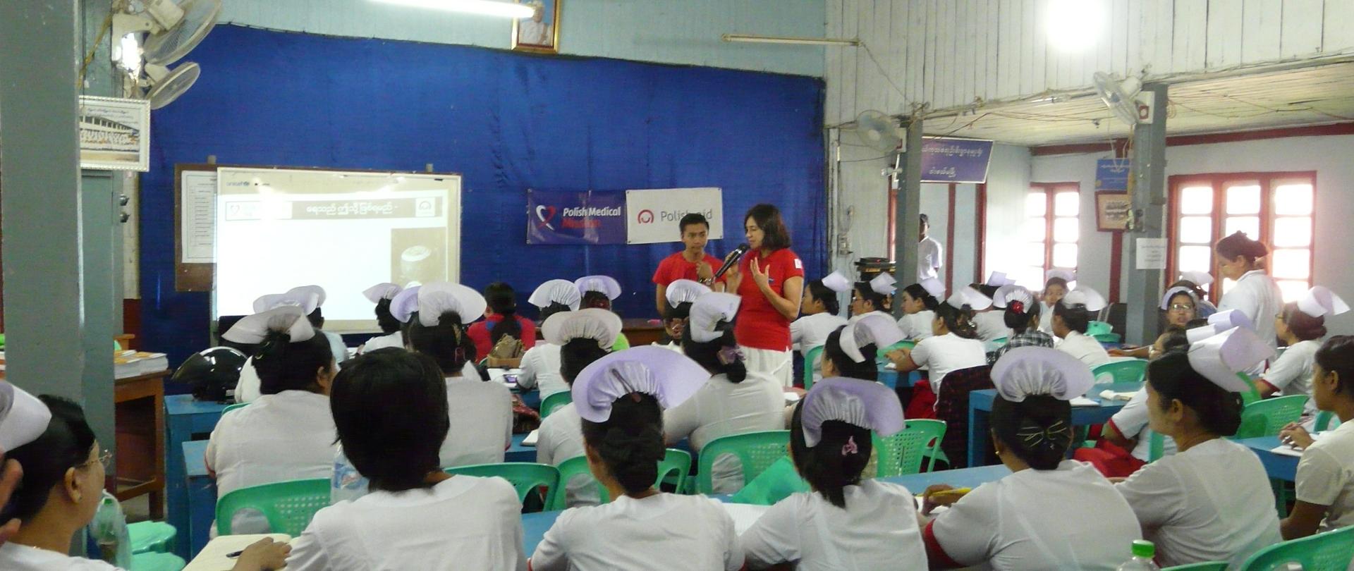 Pomoc medyczna dla Mjanmy - podczas szkolenia w sali pełnej pielęgniarek