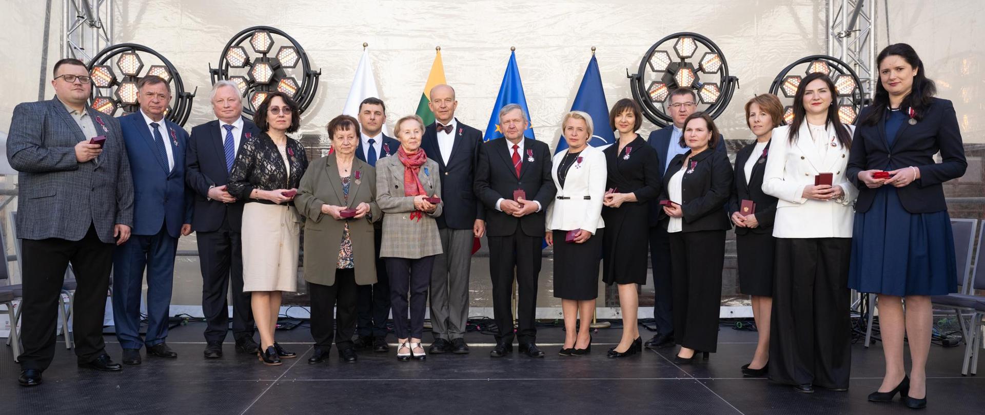 Osoby zasłużone dla rozwoju współpracy polsko-litewskiej oraz za zasługi w działalności na rzecz społeczności polskiej na Litwie uhonorowane odznaczeniami państwowymi