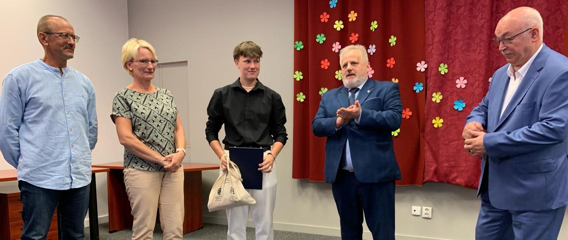 II Wicewojewoda Zbigniew Szczypiński - podczas inauguracji roku szkolnego w liceum PATOS w Olsztynie - fot. nr 1.