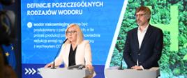 Minister klimatu i środowiska Paulina Hennig-Kloska oraz wiceminister Krzysztof Bolesta podczas konferencji prasowej dot. prawa wodorowego