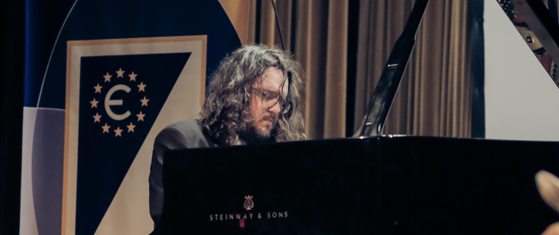 pianista tocando el piano