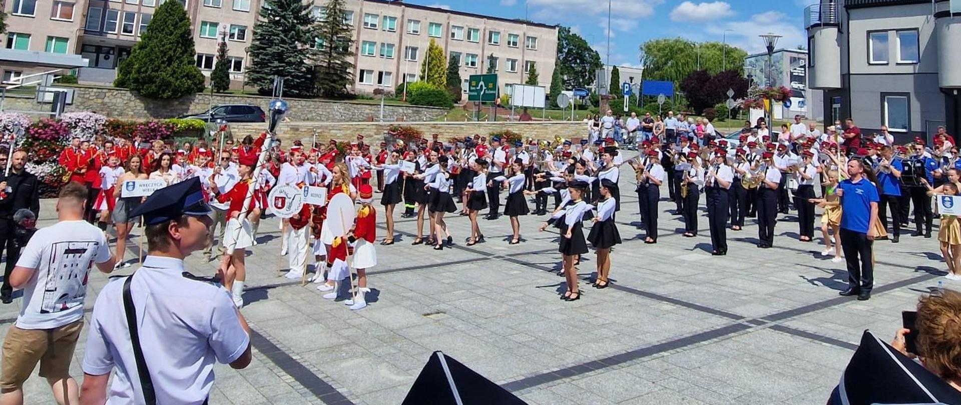 Zdjęcie przedstawia uczestników XXV Powiatowego Przeglądu Orkiestr Dętych w Kłobucku