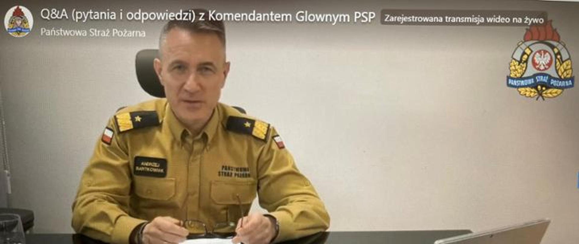 Na zdjęciu komendant głowny PSP podczas odpowiedzi na pytania internautów