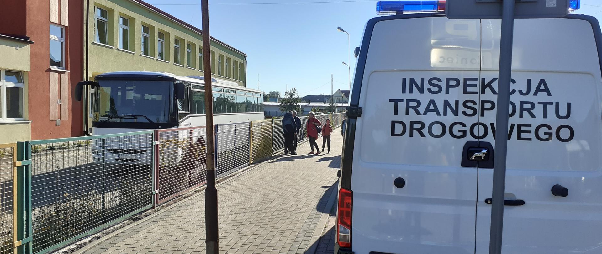 Kontrole autobusów dowożących dzieci do szkoły w miejscowości Kliniska Wielkie