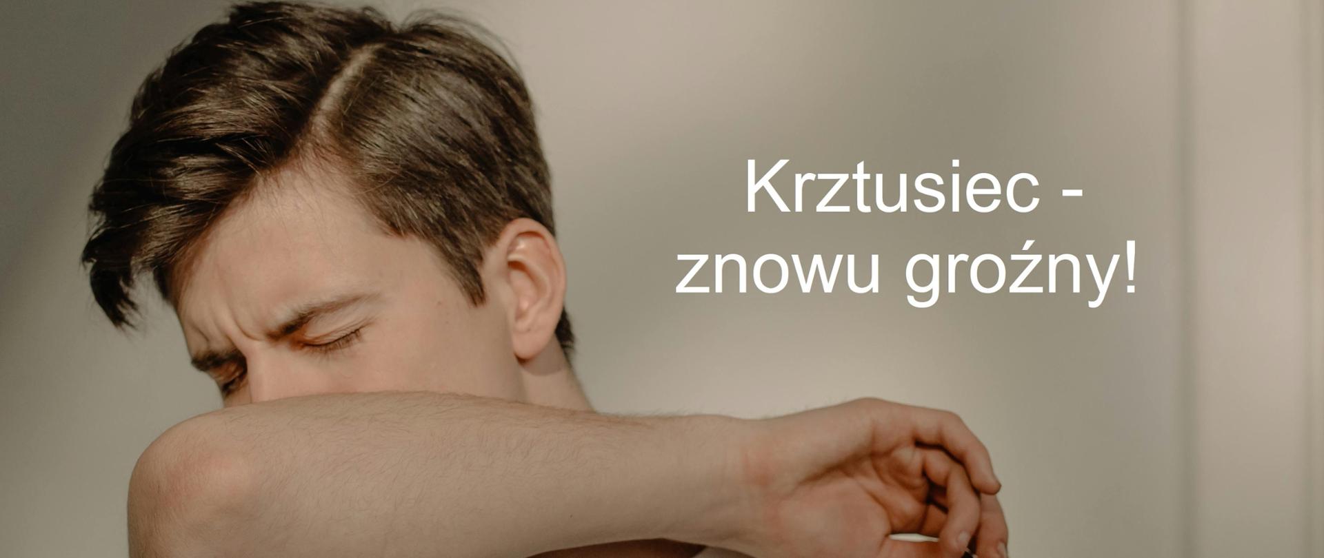 Kaszlący młody mężczyzna, zasłaniający usta przedramieniem, napis: Krztusiec - znowu groźny!