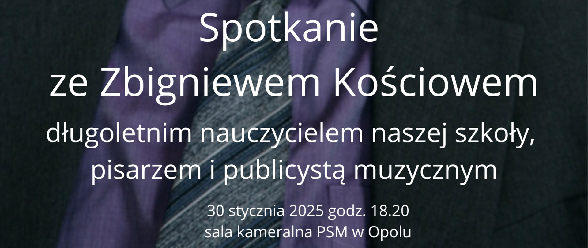 w centralnej części zdjęcie przedstawiające Zbigniewa Kościowa długoletniego nauczyciela Szkoły Muzycznej w Opolu, ubranego w ciemną marynarkę, fioletową koszulę oraz ciemny prążkowany krawat, w lewym górnym rogu czarne logo Szkoły