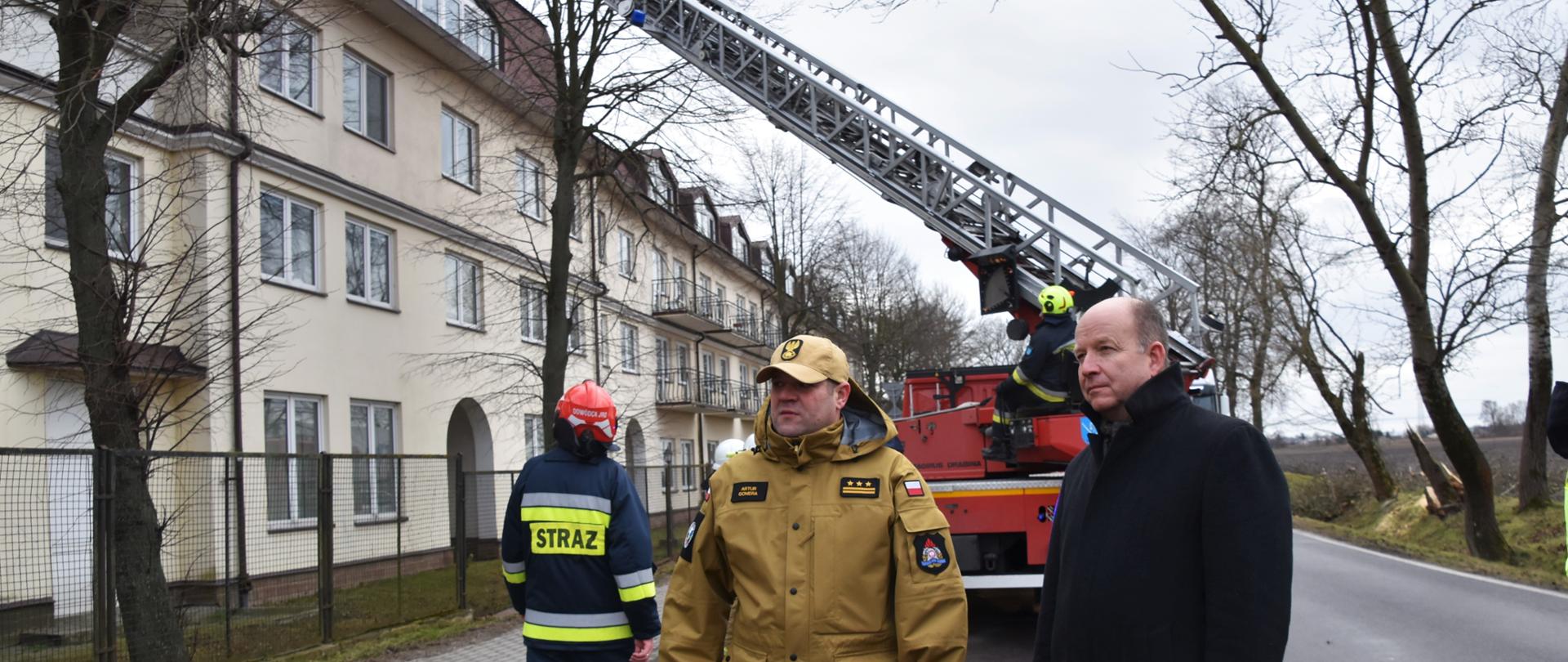 Wojewoda Mazowiecki Konstanty Radziwiłł wraz z Zastępcą Mazowieckiego Komendanta Wojewódzkiego Państwowej Straży Pożarnej st. bryg. Arturem Gonerą w jednym z miejsc dotkniętych skutkami przejścia silnego frontu atmosferycznego w województwie mazowieckim