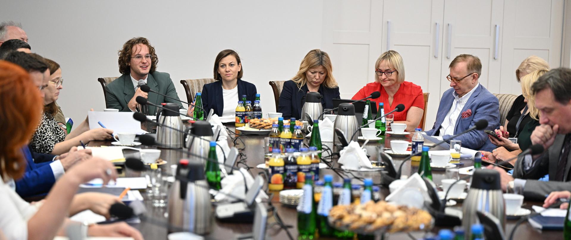 Spotkanie Wiceministry Sprawiedliwości Zuzanny Rudzińskiej-Bluszcz z ekspertami na temat wprowadzenia tablic alimentacyjnych