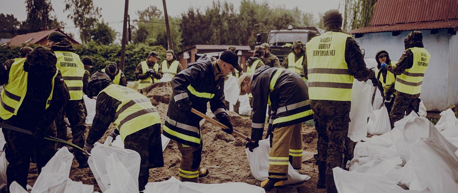 Od piątku, 13 września, wydzielone pododdziały Wojska Polskiego, w tym żołnierze Wojsk Obrony Terytorialnej i wojsk operacyjnych, wraz ze sprzętem, uczestniczą w akcjach przeciwpowodziowych w południowo-zachodniej Polsce.