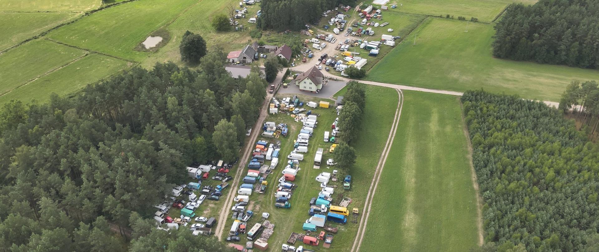 Widok z góry na teren, na którym znajdują się liczne pojazdy.