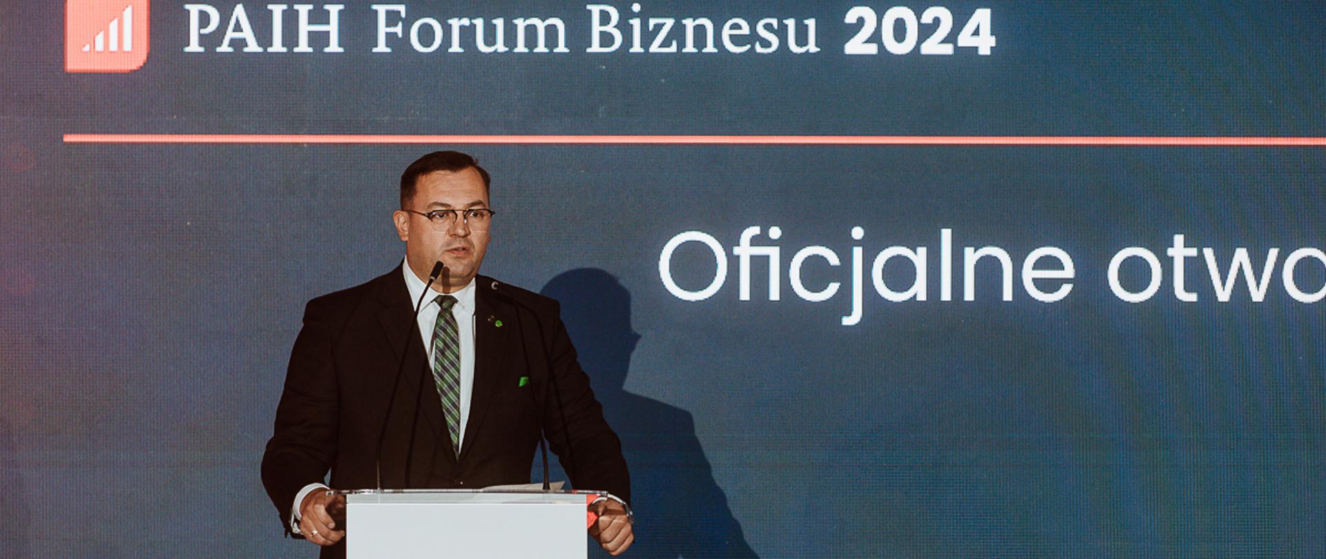 Wiceminister Stefan Krajewski przemawia podczas otwarcia PAIH Forum Biznesu 2024 (fot. Radek Zawadzki)