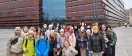 Grupa uczniów ustawiona przed Narodowym Forum Muzyki we Wrocławiu