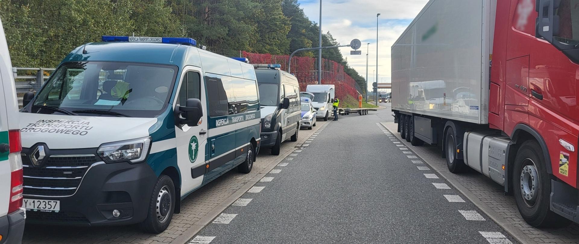 Na zdjęciu widoczne zatrzymane pojazdy ciężarowe, oraz pojazdy Inspekcji Transportu Drogowego i Policji.