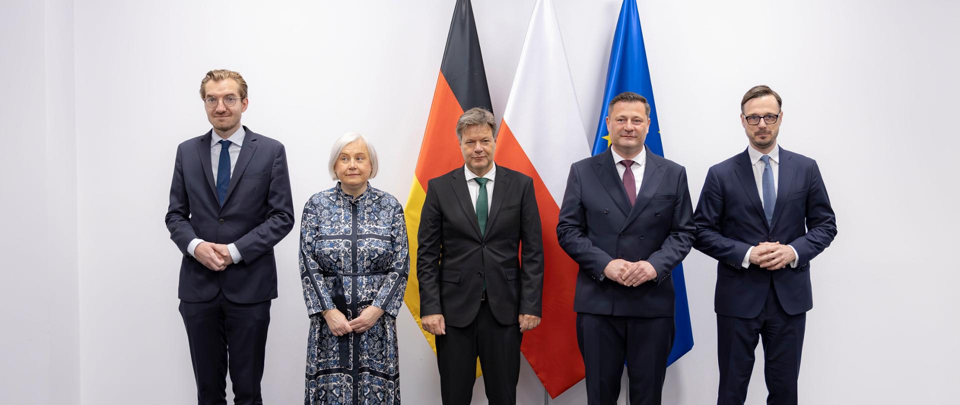 Ministrowie i wicekanclerz, minister gospodarki i ochrony klimatu Niemiec, Robert Habeck na tle flag: polskiej, niemieckiej i unijnej. 