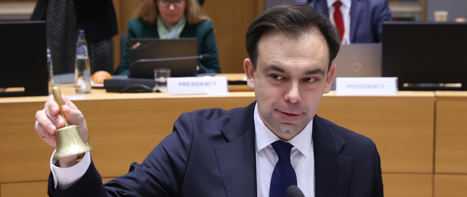 Minister finansów Andrzej Domański z dzwonkiem w dłoni podczas otwarcie posiedzenia Rady ECOFIN