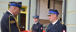 Komendant Powiatowy PSP w Pińczowie dziękuje za służbę strażakowi odchodzącemu na zaopatrzenie emerytalne.