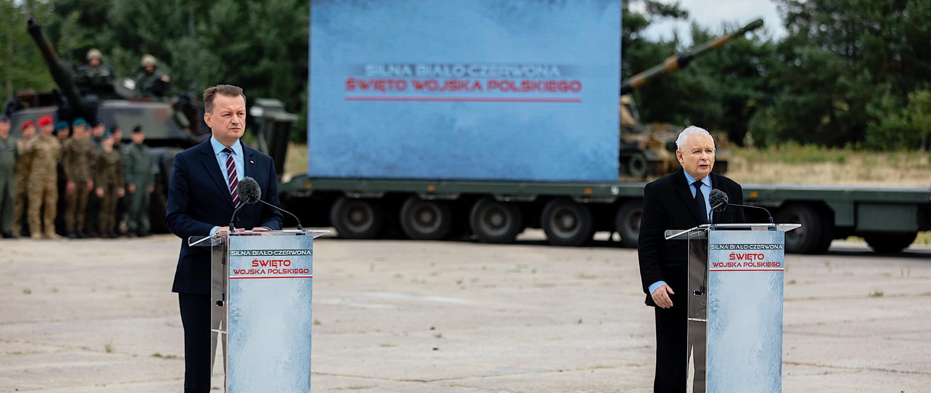 Prime Minister Jarosław Kaczyński and the Minister of National Defense during a conference at the 1st Warsaw Armored Brigade in Wesoła.