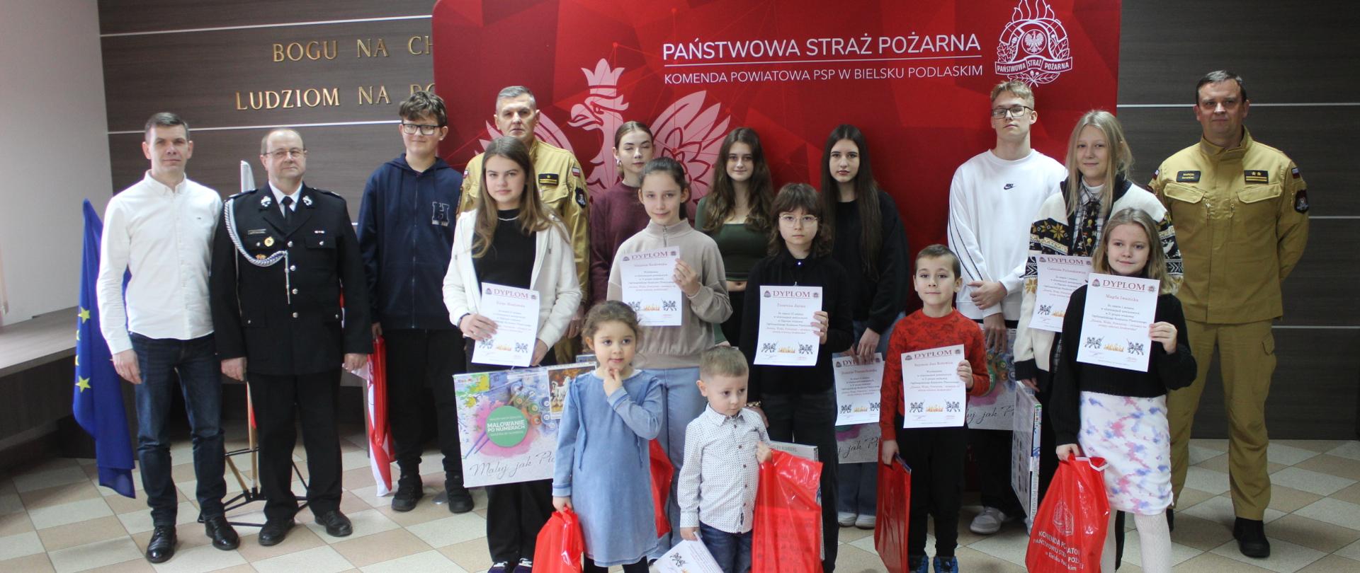 Zdjęcie grupowe laureatów konkursu plastycznego