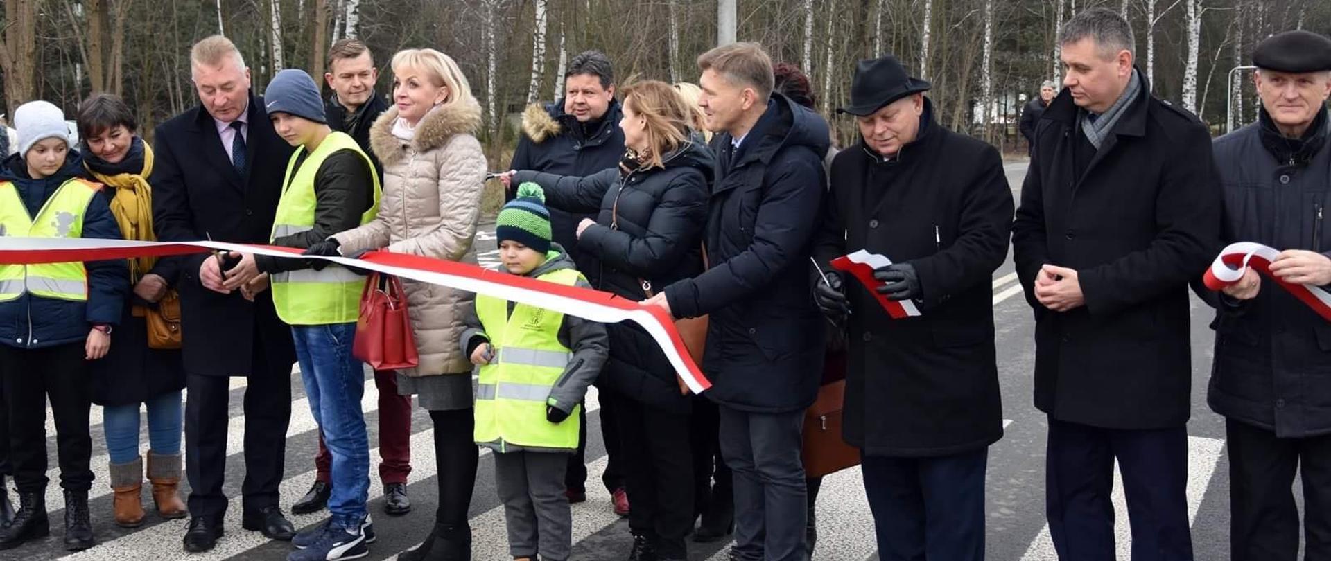 W uroczystości otwarcia drogi udział wzięli Wicewojewoda Mazowiecki Artur Standowicz, władze powiatu radomskiego, władze samorządowe Kowali i Skaryszewa oraz parlamentarzyści Anna Kwiecień oraz Marek Suski