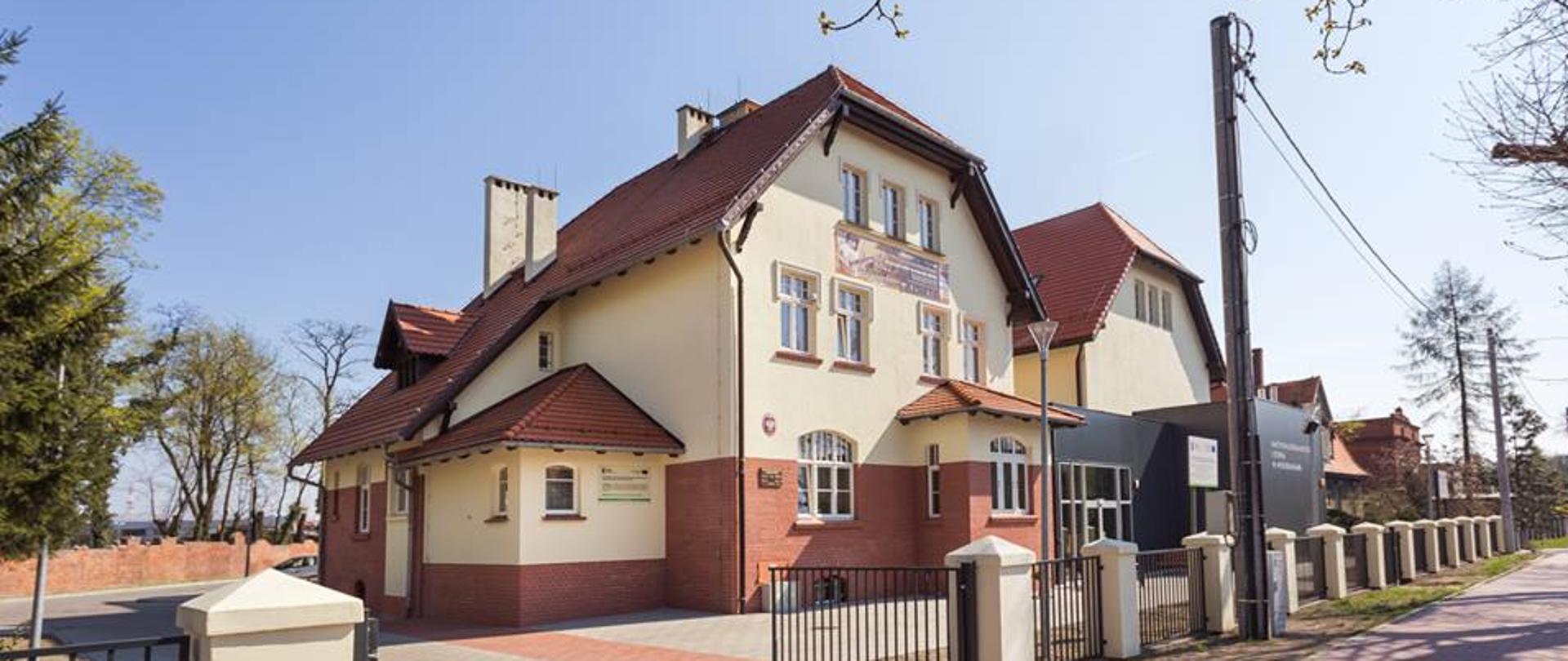 Zdjęcie przedstawia budnek państwowej szkoły muzycznej w Pleszewie
