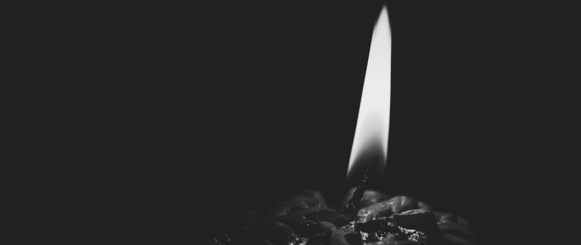 biało czarne zdjęcie dogaszającej się świeczki