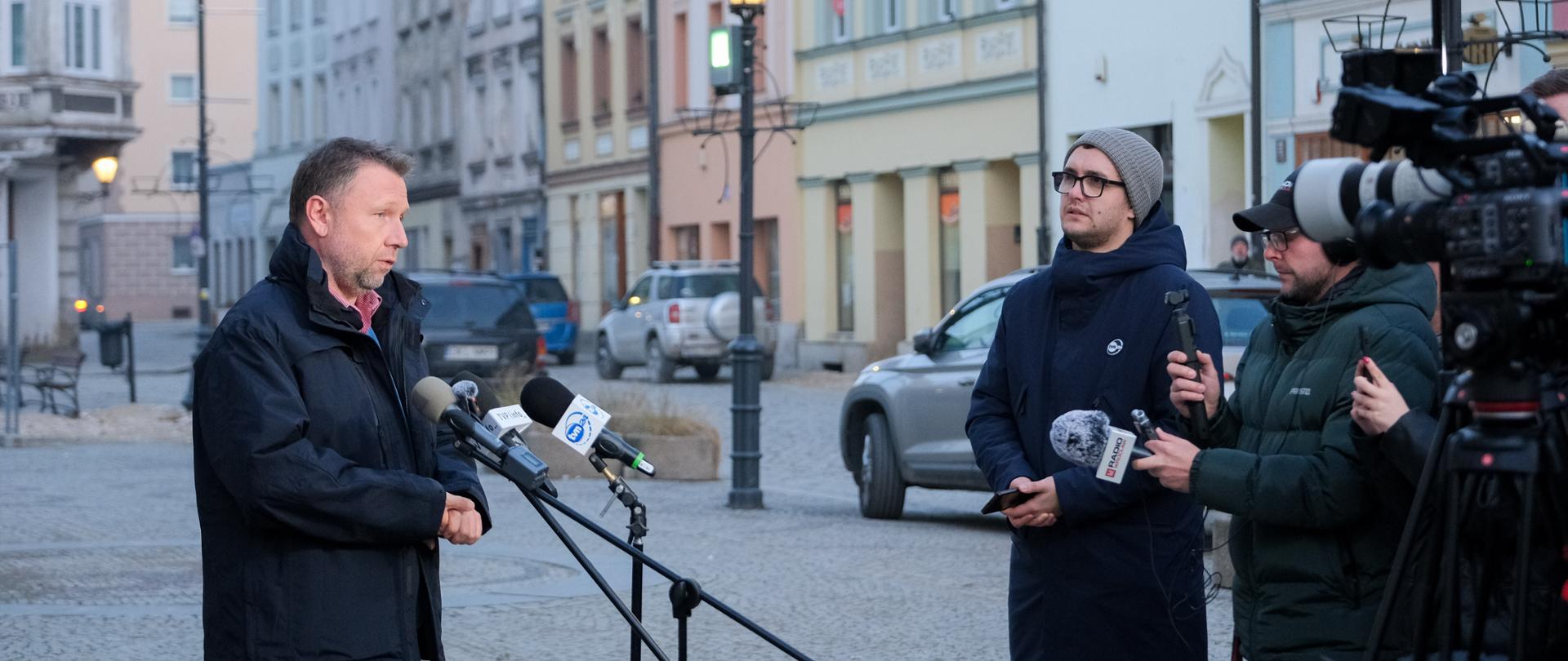 Minister Marcin Kierwiński w Lądku-Zdrój, koordynujący działania dotyczące odbudowy obszarów dotkniętych powodzią