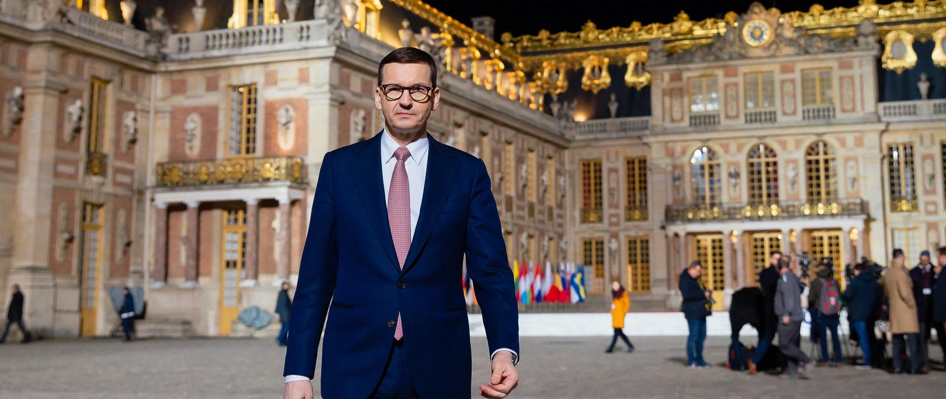 Premier Mateusz Morawiecki przed Wersalem.