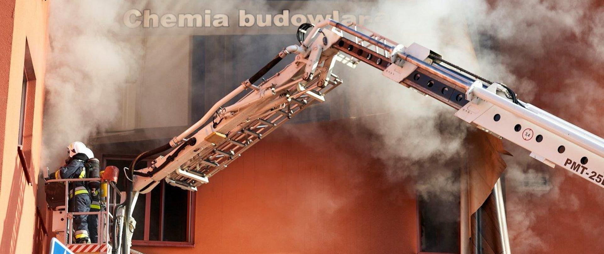 Blisko 900 strażaków gasiło pożar marketu budowlanego w Krośnie. Strażacy prowadzą działania gaśnicze.