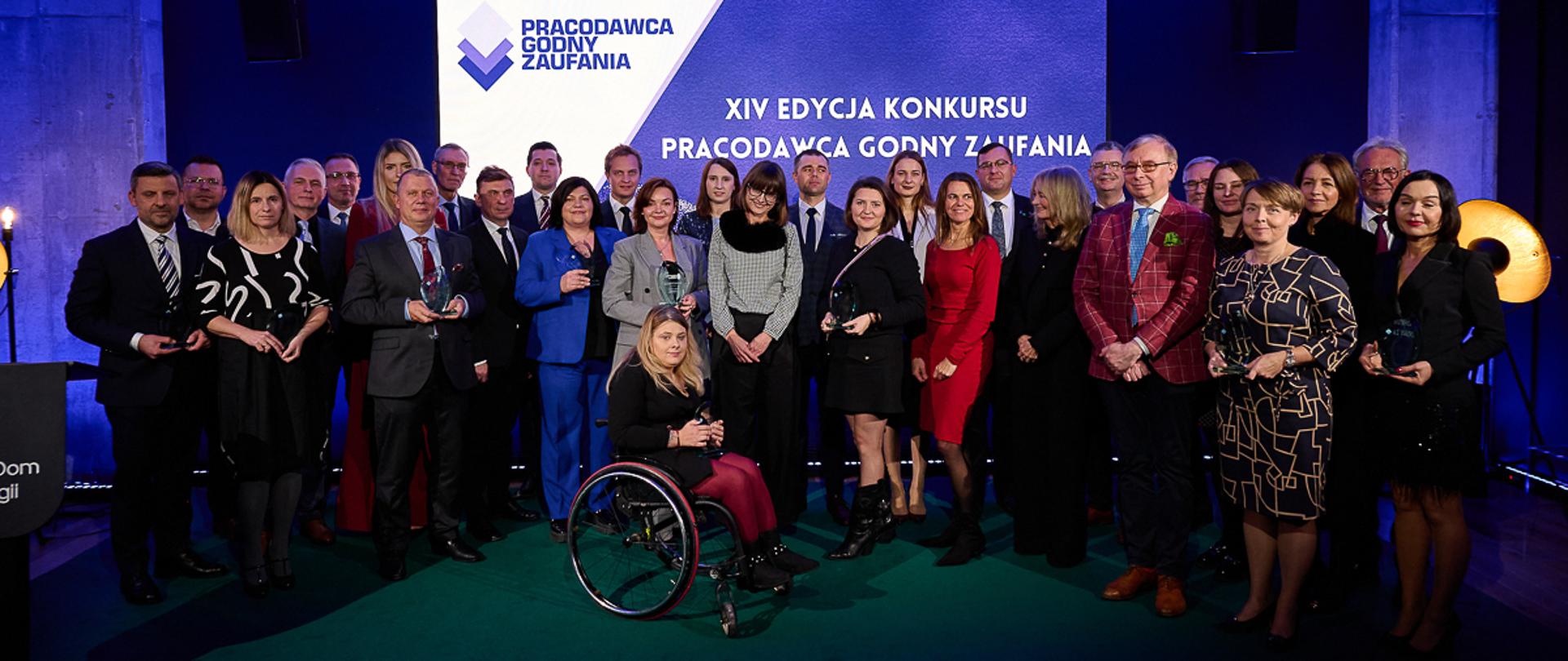 Wiceminister Stefan Krajewski razem z laureatami konkursu Pracodawca Godny Zaufania (fot. Fundacja im. XBW Ignacego Krasickiego)