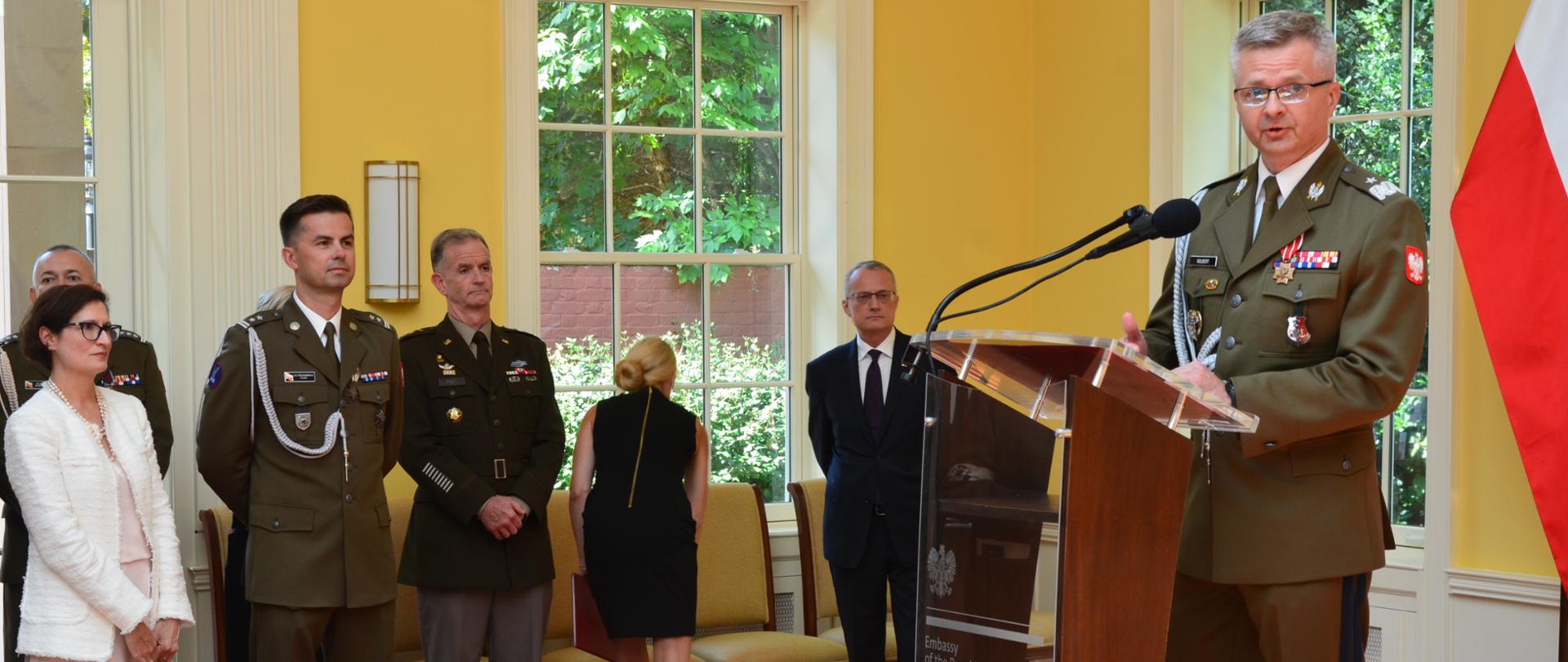 Gen. brygady Krzysztof Nolbert przemawia do zgromadzonych gości