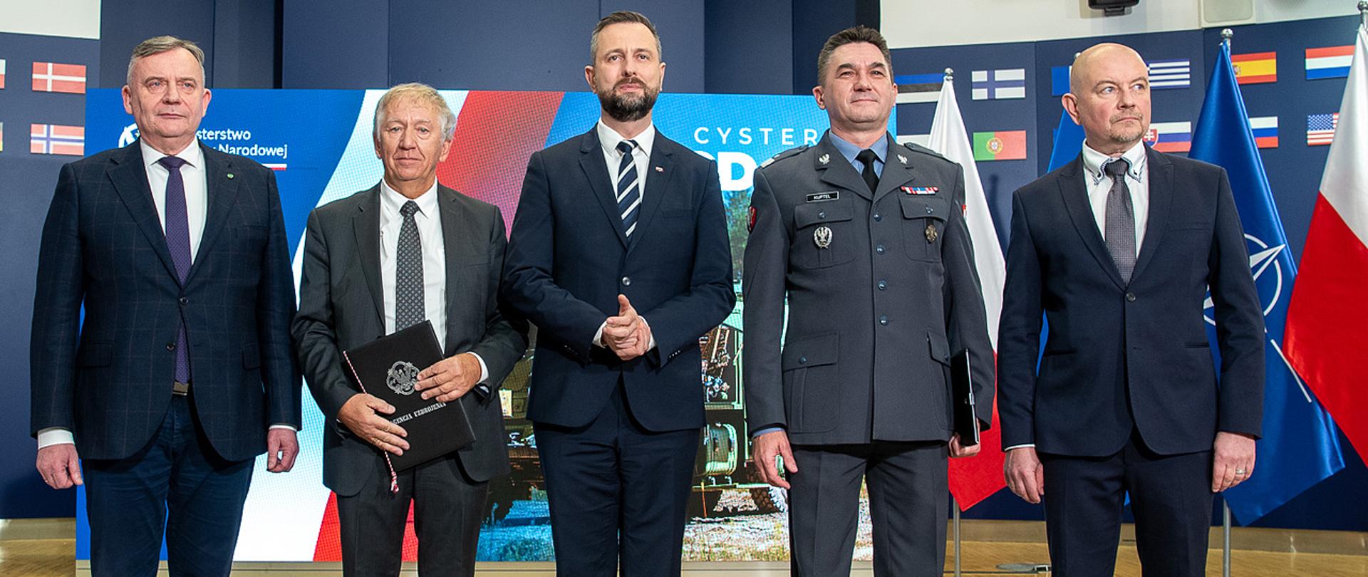 4 grudnia 2024 r. w siedzibie MON w Warszawie, Władysław Kosiniak-Kamysz, wicepremier-minister obrony narodowej oraz Paweł Bejda, sekretarz stanu, wzięli udział w podpisaniu umowy na dostawę kilkuset cystern dla Wojska Polskiego. Fot. Maciej Nędzyński/CO MON