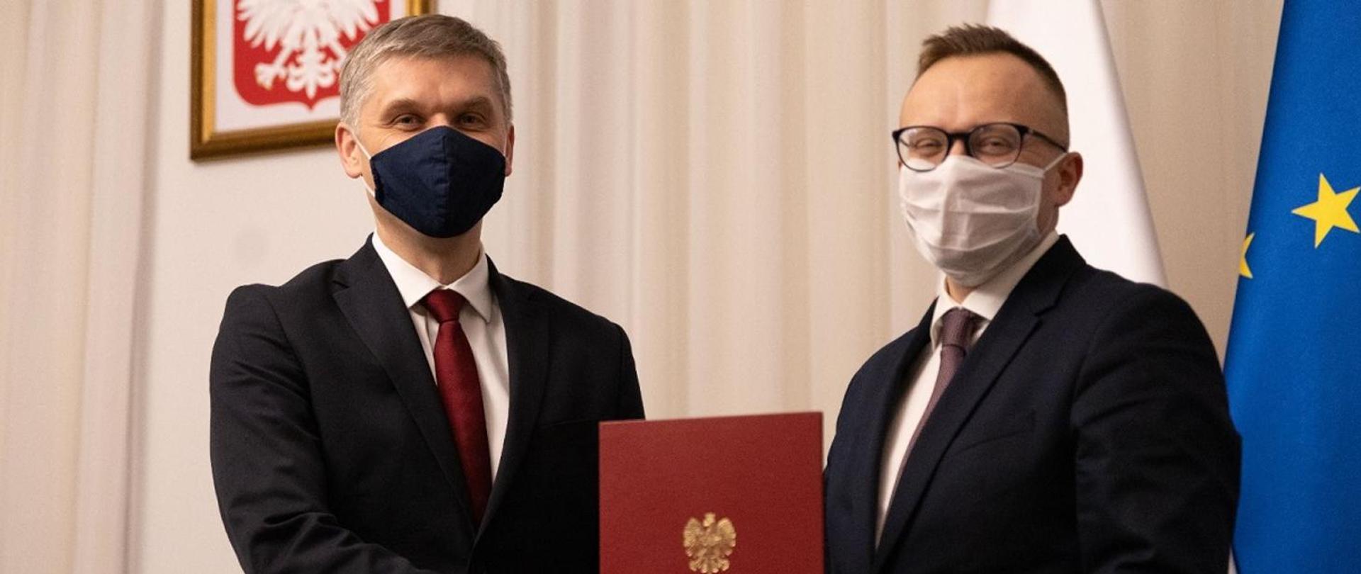 Minister of Economic Development and Technology Piotr Nowak and Minister Artur Soboń wearing masksa