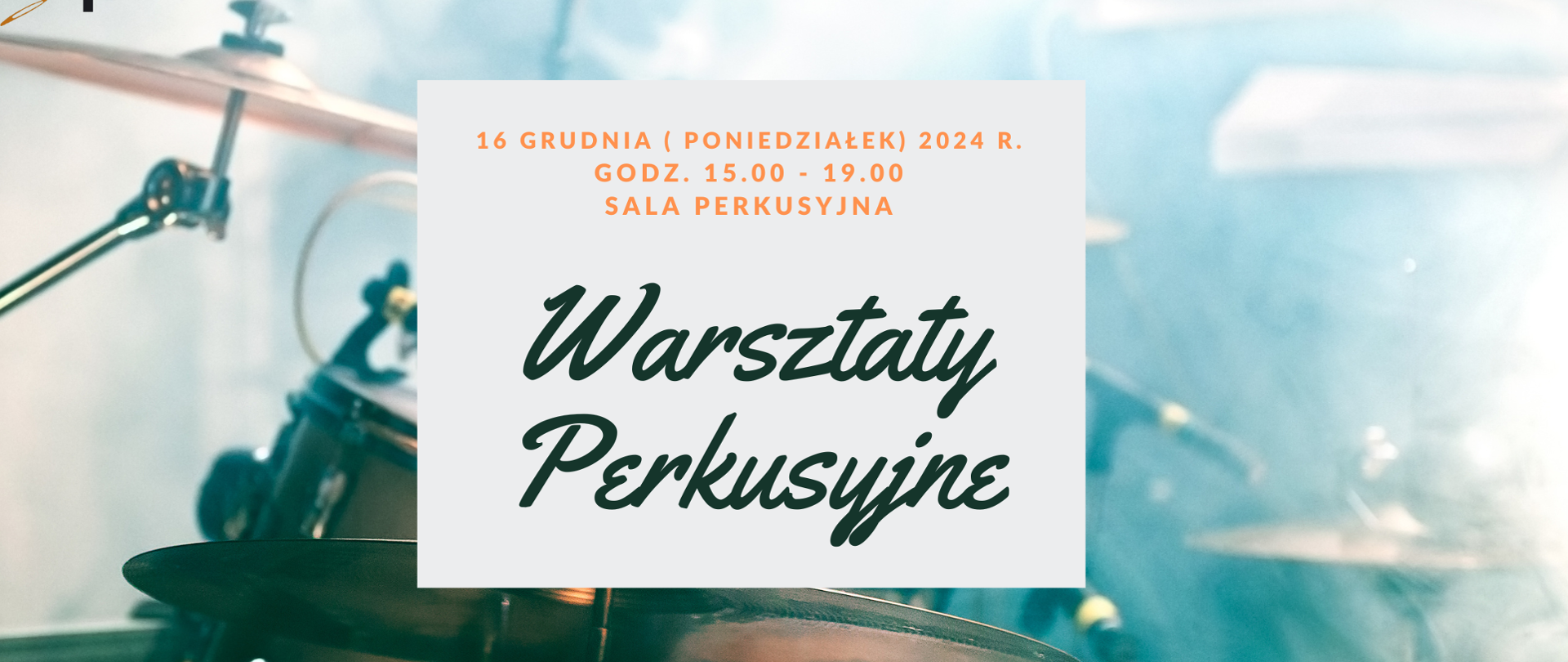 Grafika plakatu to zdjęcie zestawu perkusyjnego. Na plakacie znajdują się następujące informacje: z lewej strony plakatu od góry - logo szkoły obok pełna nazwa szkoły oraz sekcji organizującej wydarzenie: Państwowa Szkoła Muzyczna I i II st. im. Fryderyka Chopina w Nowym Targu. Następnie data i miejsce warsztatów: 16 grudnia ( poniedziałek) 2024 r., godz. 15.00 - 19.00. Sala Perkusyjna. Następnie pełna nazwa wydarzenia: Warsztaty Perkusyjne. Dr Wojciech Fedkowicz - AMKP Kraków. Zapraszamy Serdecznie