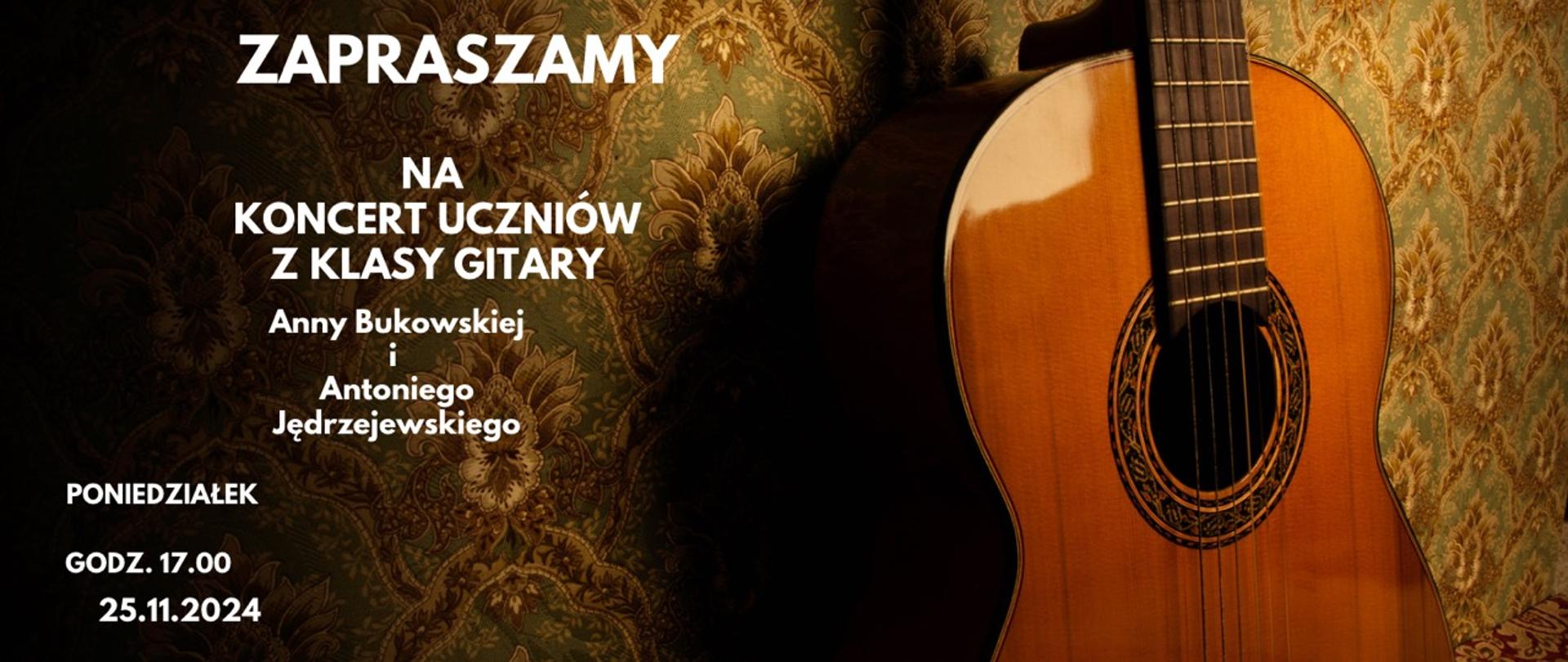 Na żakardowym ciemny tle z prawej strony zdjęcie gitary. Z lewej strony treść ogłoszenia: Zapraszamy na koncert uczniów z klasy gitary Anny Bukowskiej i Antoniego Jędrzejewskiego. 25.11.2024 poniedziałek godz. 17:00.