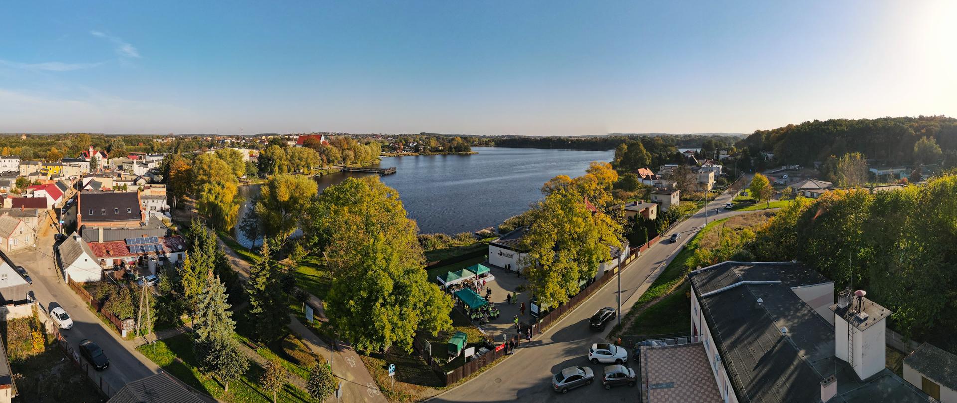 Zdjecie zrobione dronem, na pierwszym planie teren festynu, w tle Jezioro Więcborskie